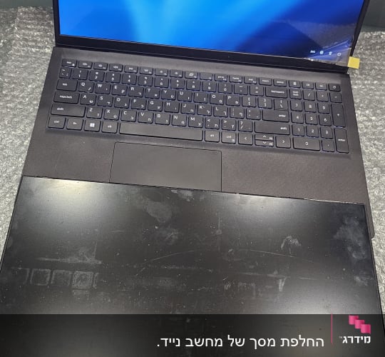 מחשב נייד עם מסך כניסה, מקלדת שחורה